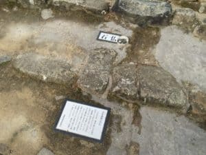 安土城の階段に使われた石仏