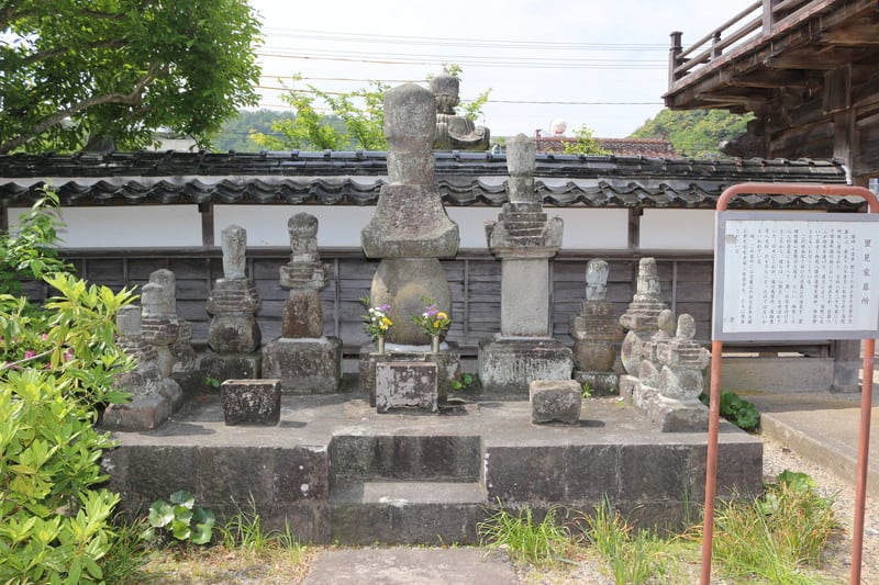 大岳院の里見家墓所
